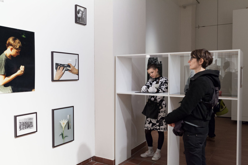 Ausstellungsansicht. Besucher betrachten die Ausstellung.