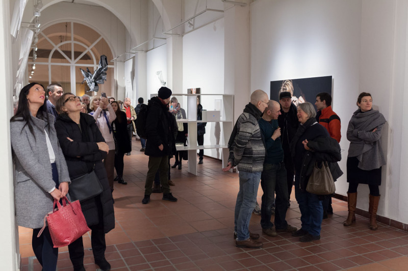 Raumansicht. Viele Menschen schauen sich die Ausstellung an.