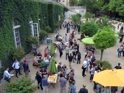 Exterior view of the gallery, with many visitors.