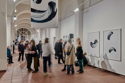 Innenraum der Galerie im Körnerpark mit Besuchern, Skulpturen auf dem Boden und Kunstwerken an den Wänden