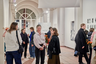 Innenraum der Galerie im Körnerpark mit Besuchern, Skulpturen auf dem Boden und Kunstwerken an den Wänden