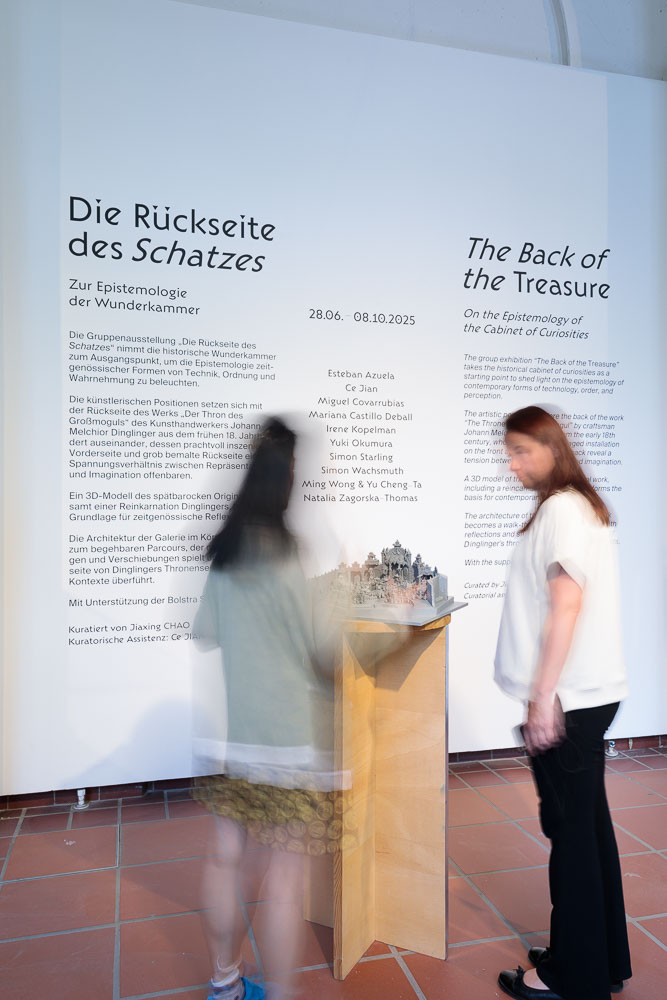 Zwei Personen begutachten die 3D-Druckinstallation mit dem Titel 