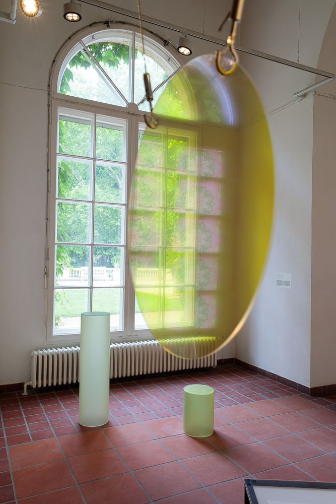 Kunstwerke in Form von Glassäulen auf dem Boden