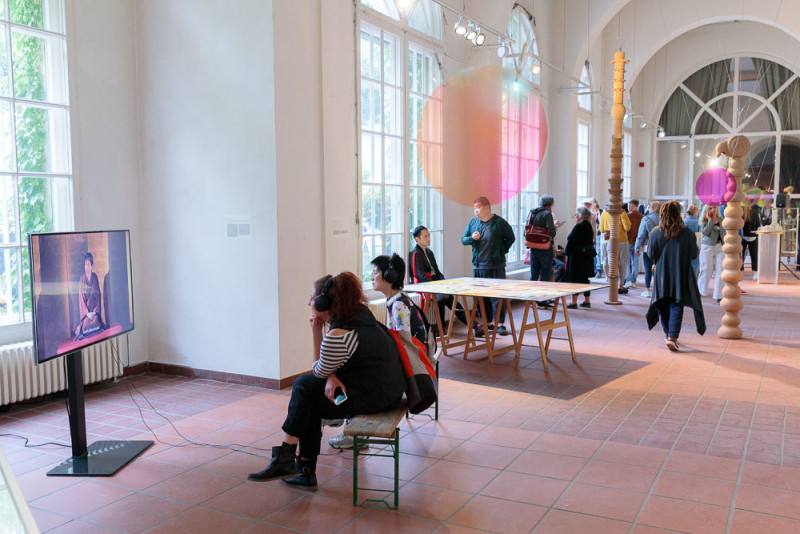 Ausstellungsbesucher im Galerieraum