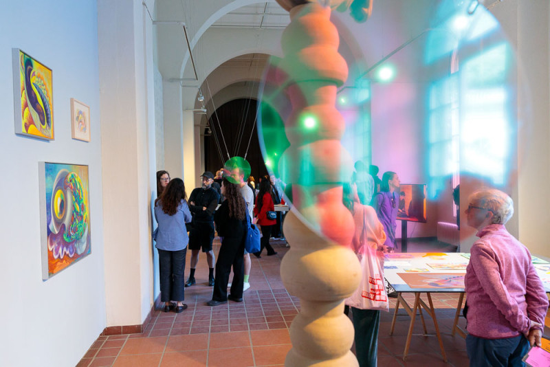 Galerieraum bei der Ausstellungseröffnung gefüllt mit Besuchern
