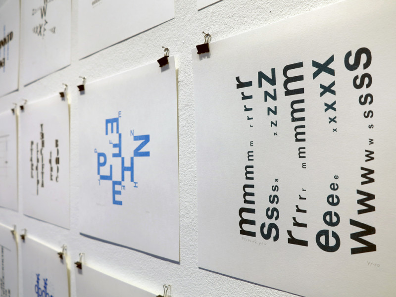 Verschiedene abstrakte Typografiedrucke nebeneinander.