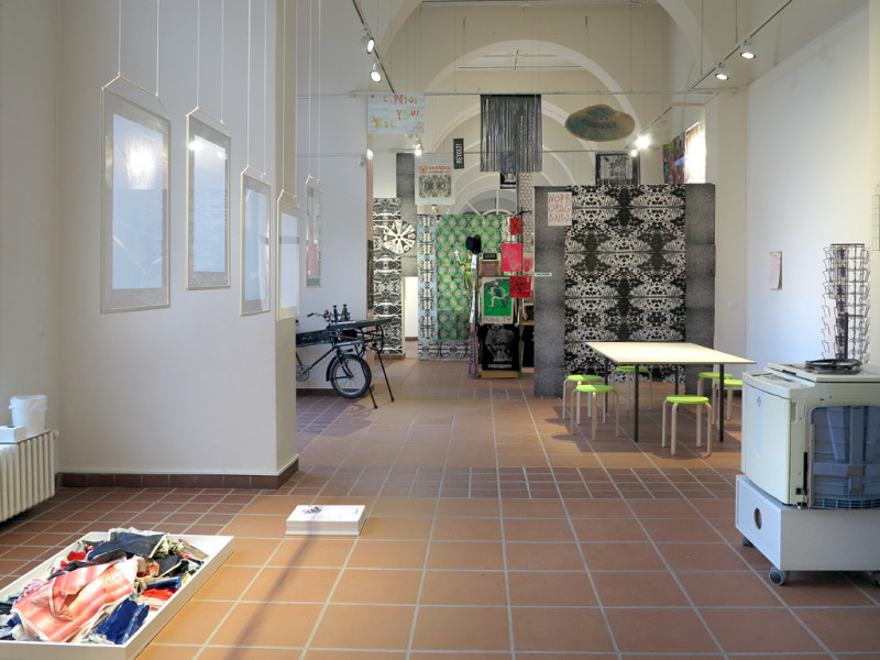 Auf der rechten Seite stehen ein Risograph und ein Arbeitstisch. Auf der linken Seite sind Master zu sehen, die für die Produktion von Risographien verwendet werden.