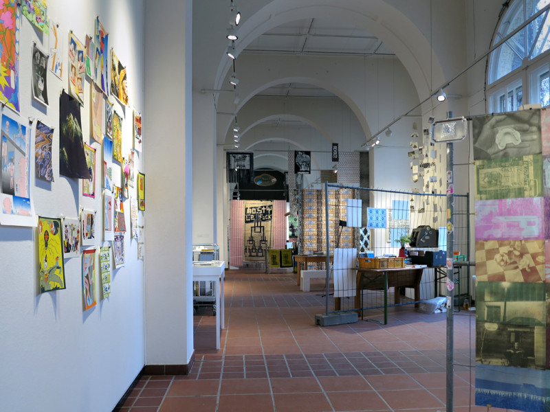 Blick in die Tiefe des Galerieraums.