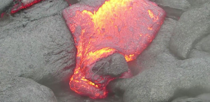 Lava tritt aus dem Gestein