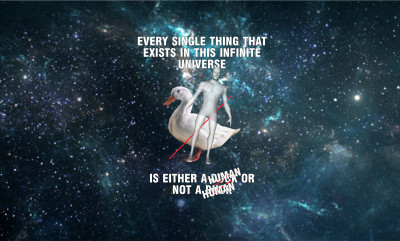 Vor einer Abbildun des Weltraums schwebt eine Ente und ein Mensch, um sie herum steht der Text: 