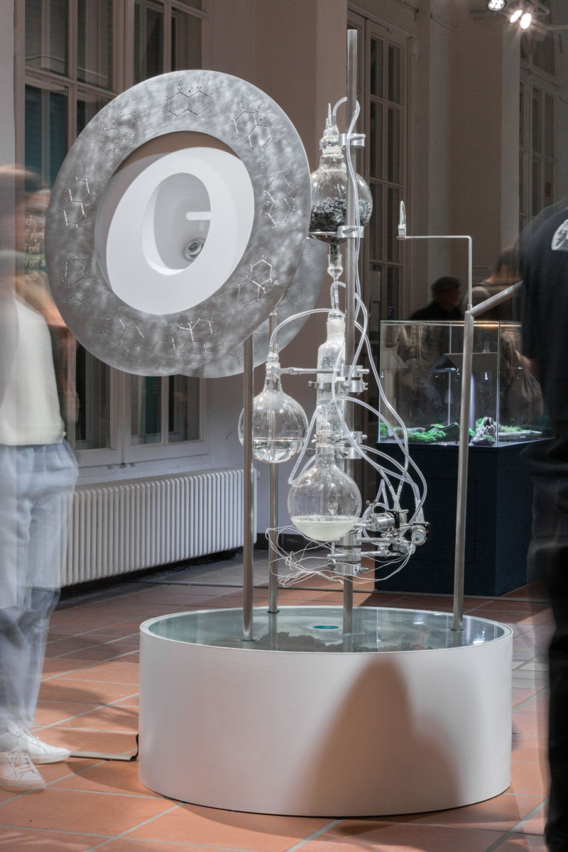 Installation mit Laborgläsern in Rundkolbenform und Scheibenringen auf einem runden Sockel angebracht