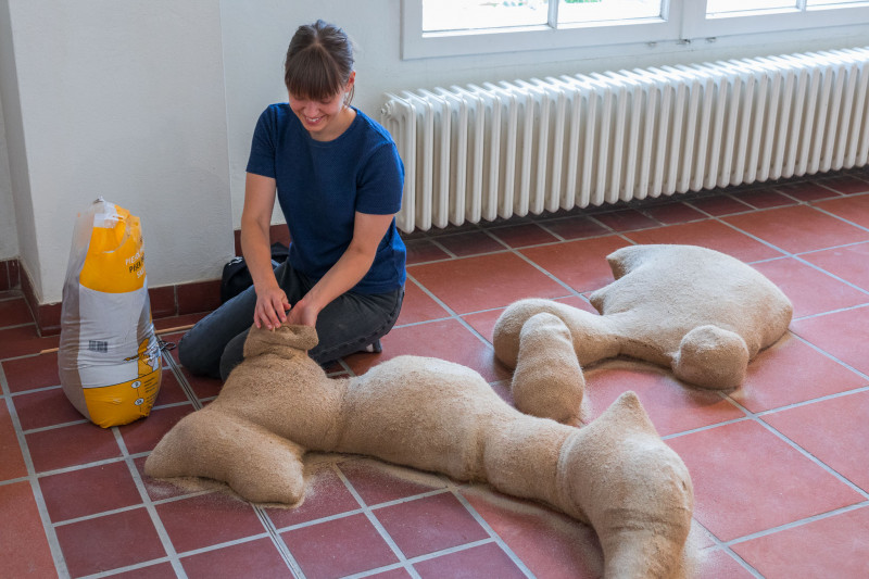 Die Künstlerin Niina Tervo befüllt ihre Skulpturen mit Sand.