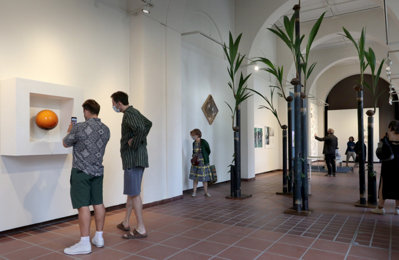 Visitors looking at several works in the exhibition „Fragile Times