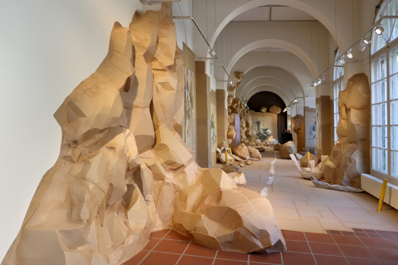 Felsen aus Pappe ragen vom Boden bis hoch an die Wand