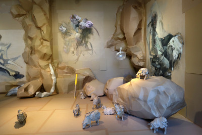 eine fliegende Plastiktüte zwischen Felsen aus Pappe