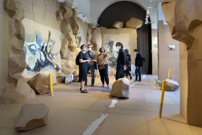 die Künstlerinnen führen Besucher durch die Ausstellung