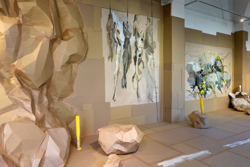 große Malerein mit Fischgräten und Blumen an der Wand