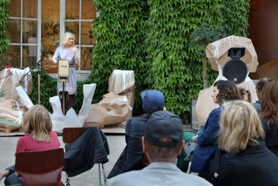 eine Musikerin spielt ein Theremin im Körnerpark