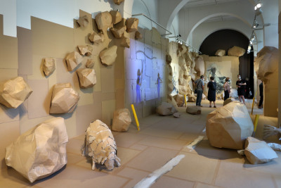 scheinbar schwebende Felsbrocken hängen an der Wand