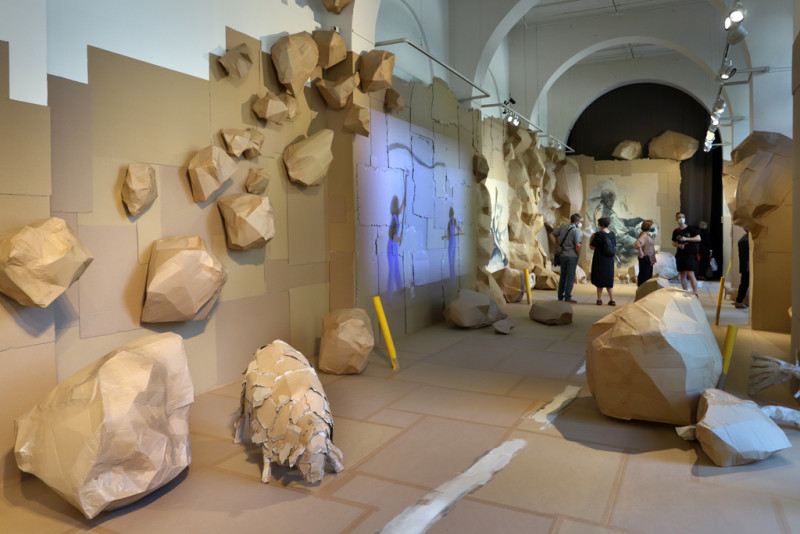 scheinbar schwebende Felsbrocken hängen an der Wand