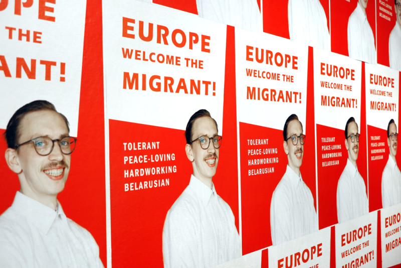 Eine Nahansicht von vielen Postern; einer Arbeit von Alexander Adamov, Digitaldruck.