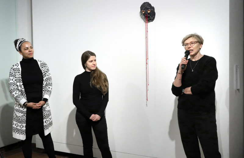 Eröffnung mit Reden von Yolanda Kaddu-Mulindwa (Leitung der Galerie im Körnerpak), Olga Sievers (Projektleitung, Goethe-Institut im Exil) und Lena Prents (Galerieleitung Parter Galerie).