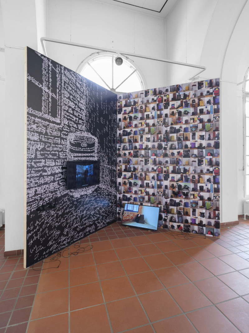 Eine bunte Posterwand mit zwei Monitoren: Nadya Sayapina in collaboration with Eugene Buldyk, from the series 