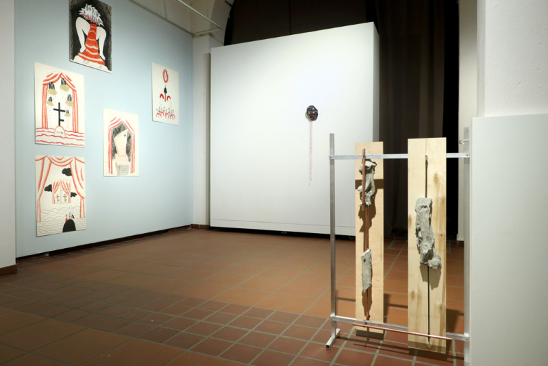 Ausstellungsansicht: auf der linke Seite ist Antanina Slabodchykava, „Helden, sind lediglich Helden“, 2023. Auf der rechten Seite ist Anastazja Palczukiewicz, „Displaced“, 2023.