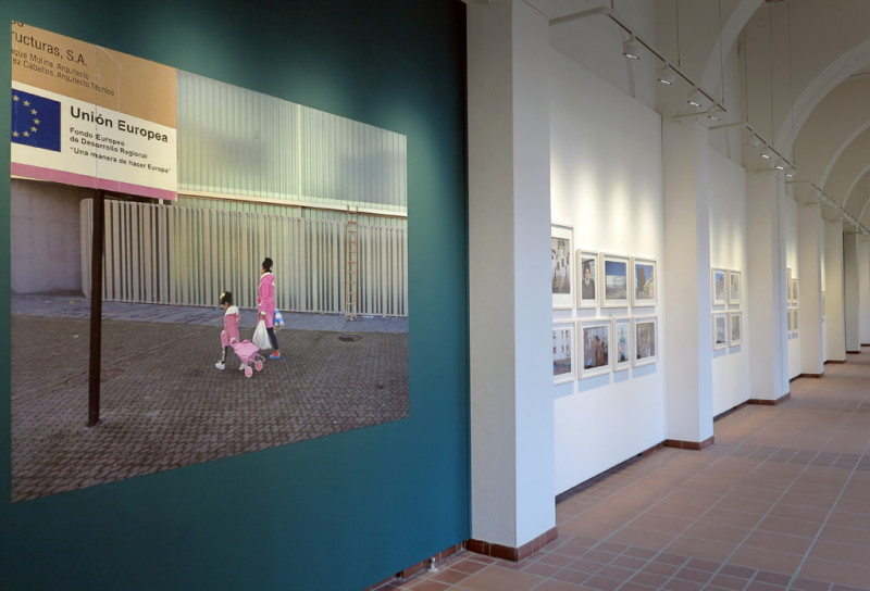 Raumansicht. Großes Fotoplakat im Vordergrund