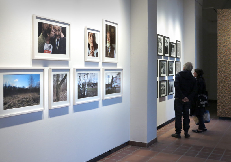 Ausstellungsansicht mit Besuchern.