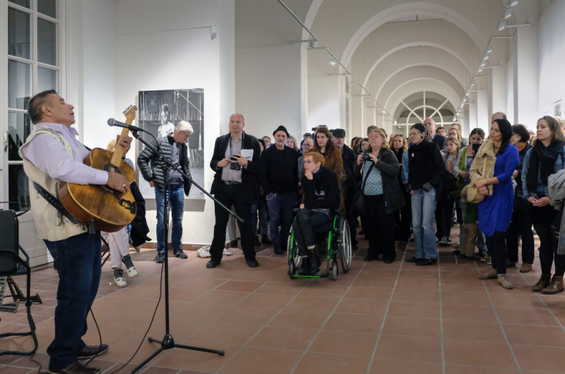 Kefaet Prizreni präsentiert seine musikalische Live-Performance.
