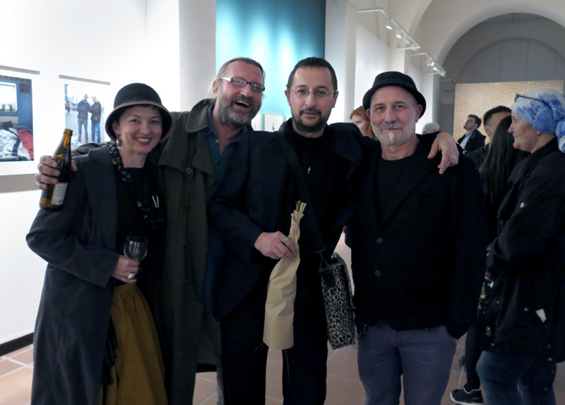 Nihad Nino Pusija mit Freunden.