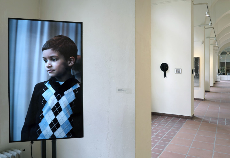 Raumansicht. Im Vordergrund wird ein Bild auf einem Bildschirm gezeigt.