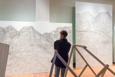 Eine Besucherin betrachtet die Arbeit von Angela Lubič.