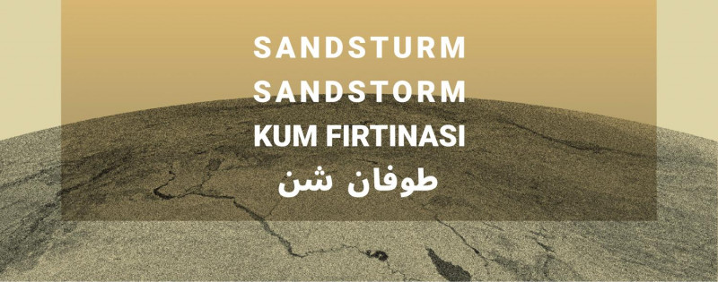Vor einem Sandhügel liegt ein sandfarbenes Feld in welchem auf drei Sprachen Standsturm geschrieben steht