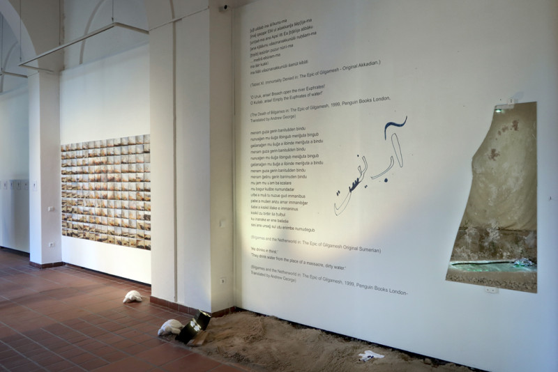 Eine Fotoarbeit von Sinem Disli und eine Installation von Ayat Najafi