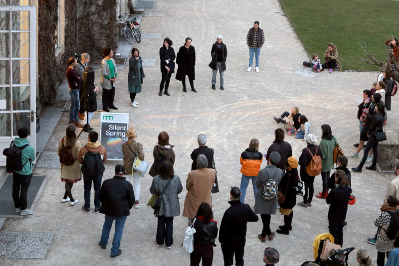 Eine Ansicht von oben zeigt die Besucher:innen vor der Galerie im Körnerpark während der Rede der Galerieleiterin.