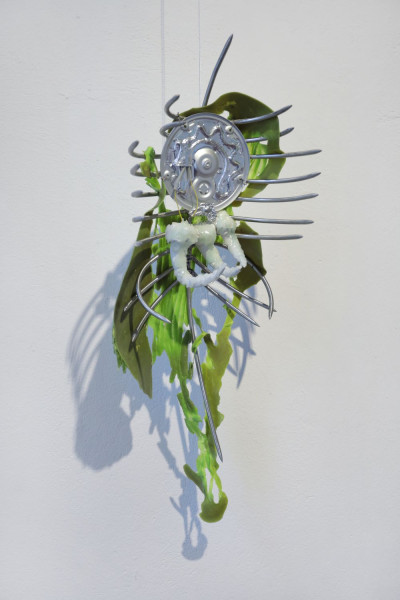 Ein vor der Wand hängendes Objekt, das aus Metall, Ton, Latex usw. besteht.