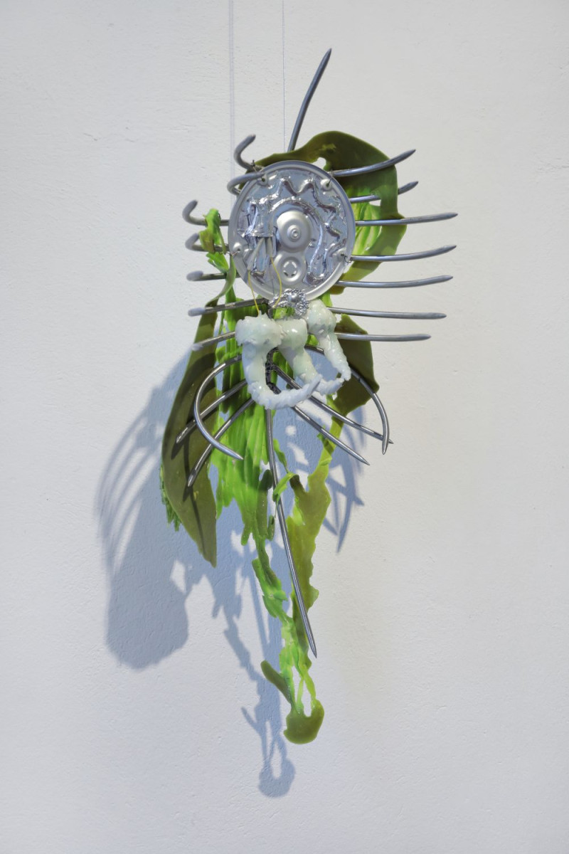 Ein vor der Wand hängendes Objekt, das aus Metall, Ton, Latex usw. besteht.