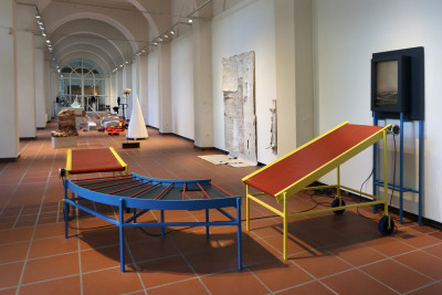 Ein Blick in die Tiefe des Galerieraums, in dem ein großer Teil der Ausstellung zu erkennen ist.