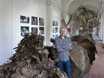 Thomas Kilpper and his installation