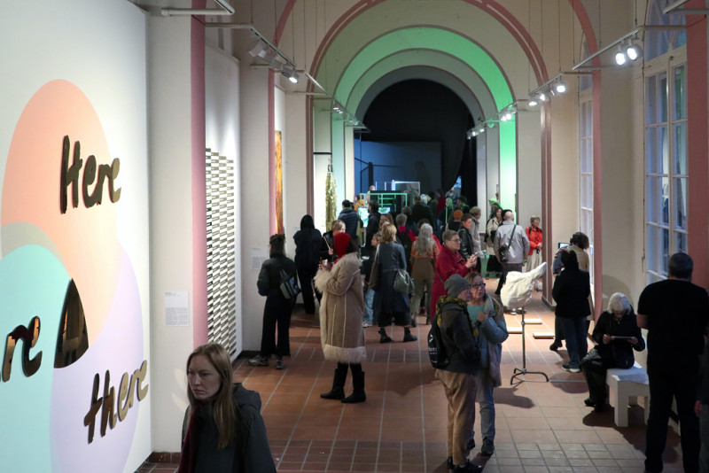 Innenräume der Galerie im Körnerpark gefüllt mit Menschen während der Ausstellungseröffnung
