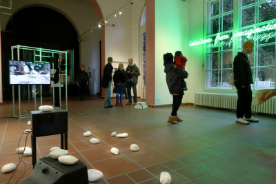 Interior view of the gallery in Körnerpark with works from the exhibition “Up Close – Goldrausch 2025”