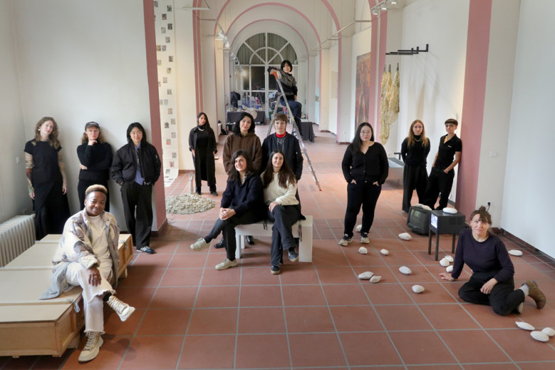 Eine Gruppe von Frauen* in den Räumen der Galerie im Körnerpark