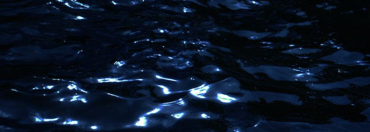 dunkles Blau mit hellen Stellen, die an Wasser erinnern