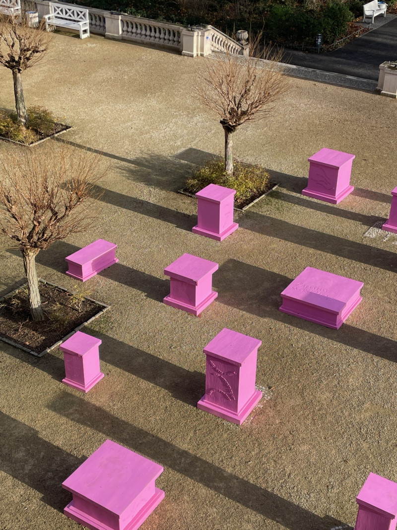 Vor der Galerie auf der Terasse im Körnerpark stehen 14 pinke Sockel