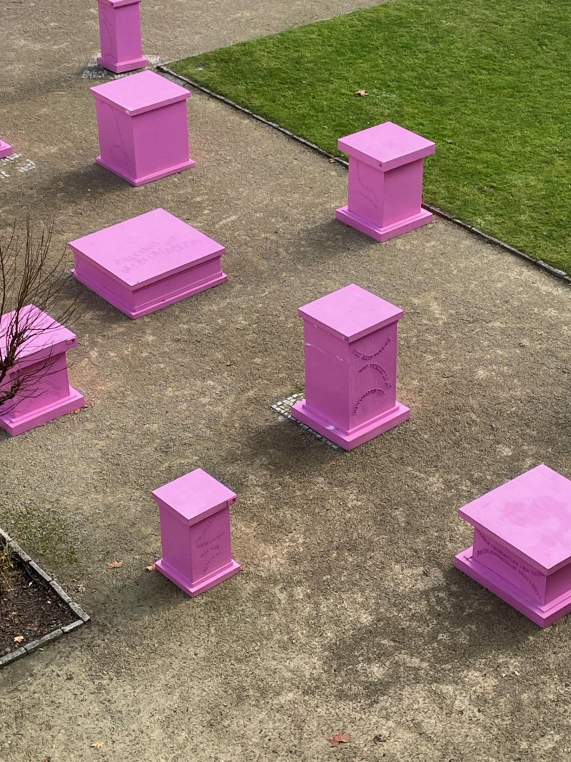 14 pink pedestals are placed on the terrace in Körnerpark