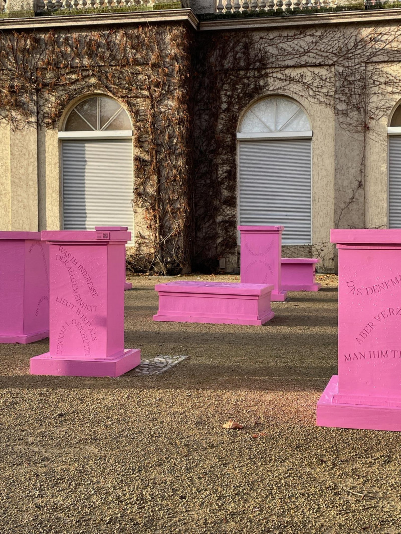 Pink pedestals are placed on the terrace in Körnerpark