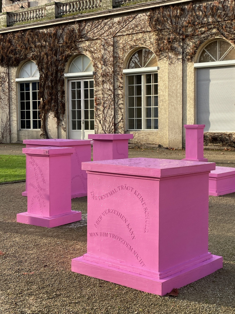 Pink pedestals are placed on the terrace in Körnerpark
