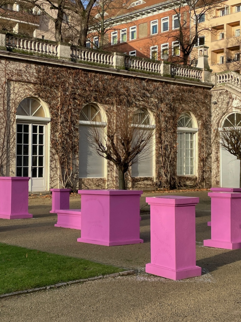 14 pink pedestals are placed on the terrace in Körnerpark